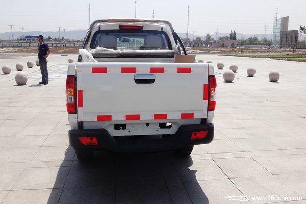 敢冒险罚200元&nbsp;奔驰6驱皮卡情迷反光贴