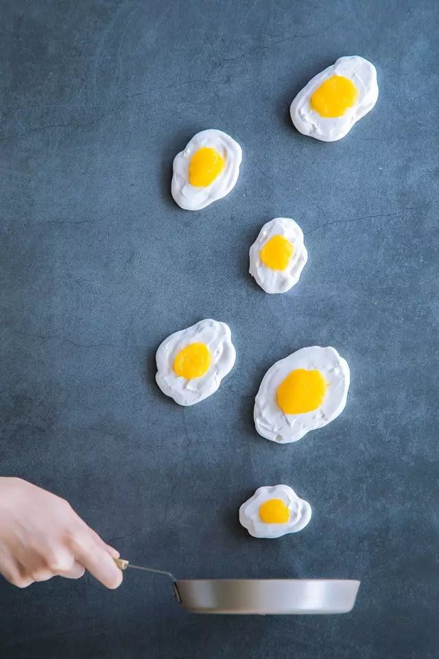 还在煎心形荷包蛋？这才是荷包蛋正确的打开方
