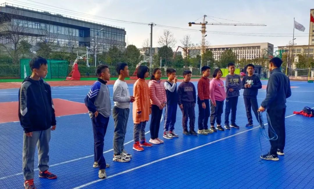 方爸爸教我们穿龙跳记六2班跳绳课