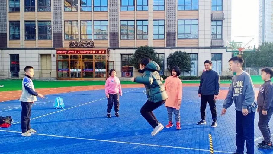 方爸爸教我们穿龙跳记六2班跳绳课