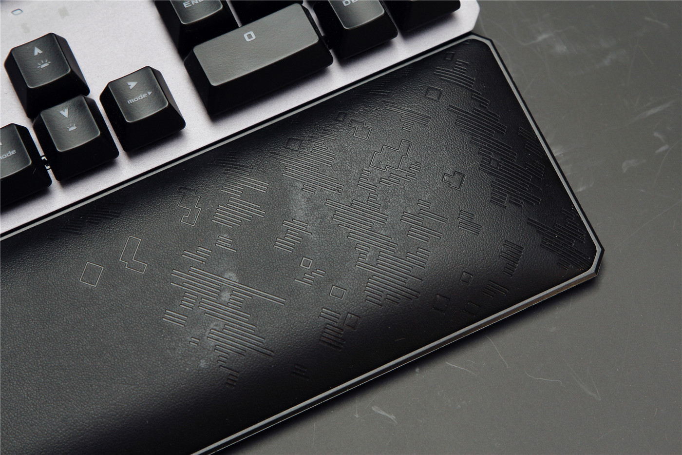 可在泥浆里翻滚的特工，华硕TUF GAMING K7光轴电竞键盘评测