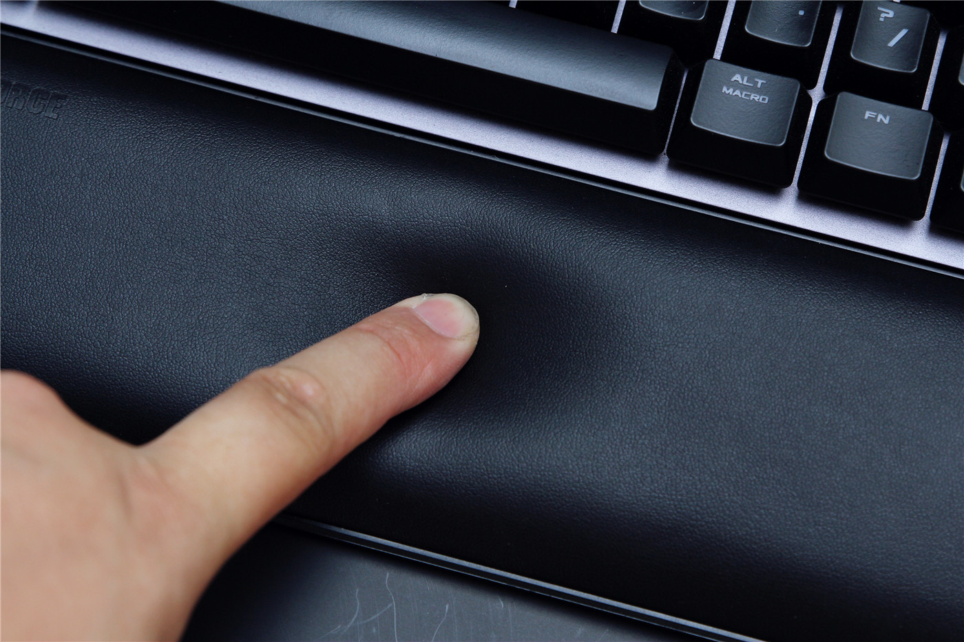 可在泥浆里翻滚的特工，华硕TUF GAMING K7光轴电竞键盘评测