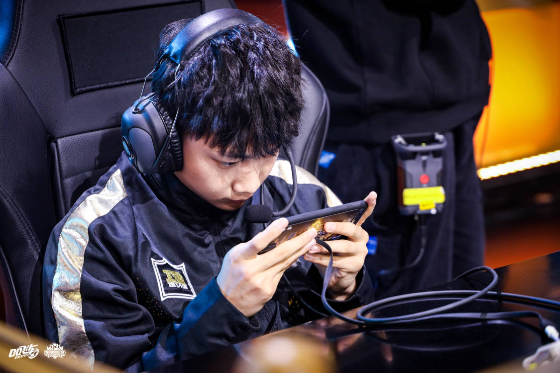 赏金赛快讯qg宁清火力全开打破rngm云海全胜战绩