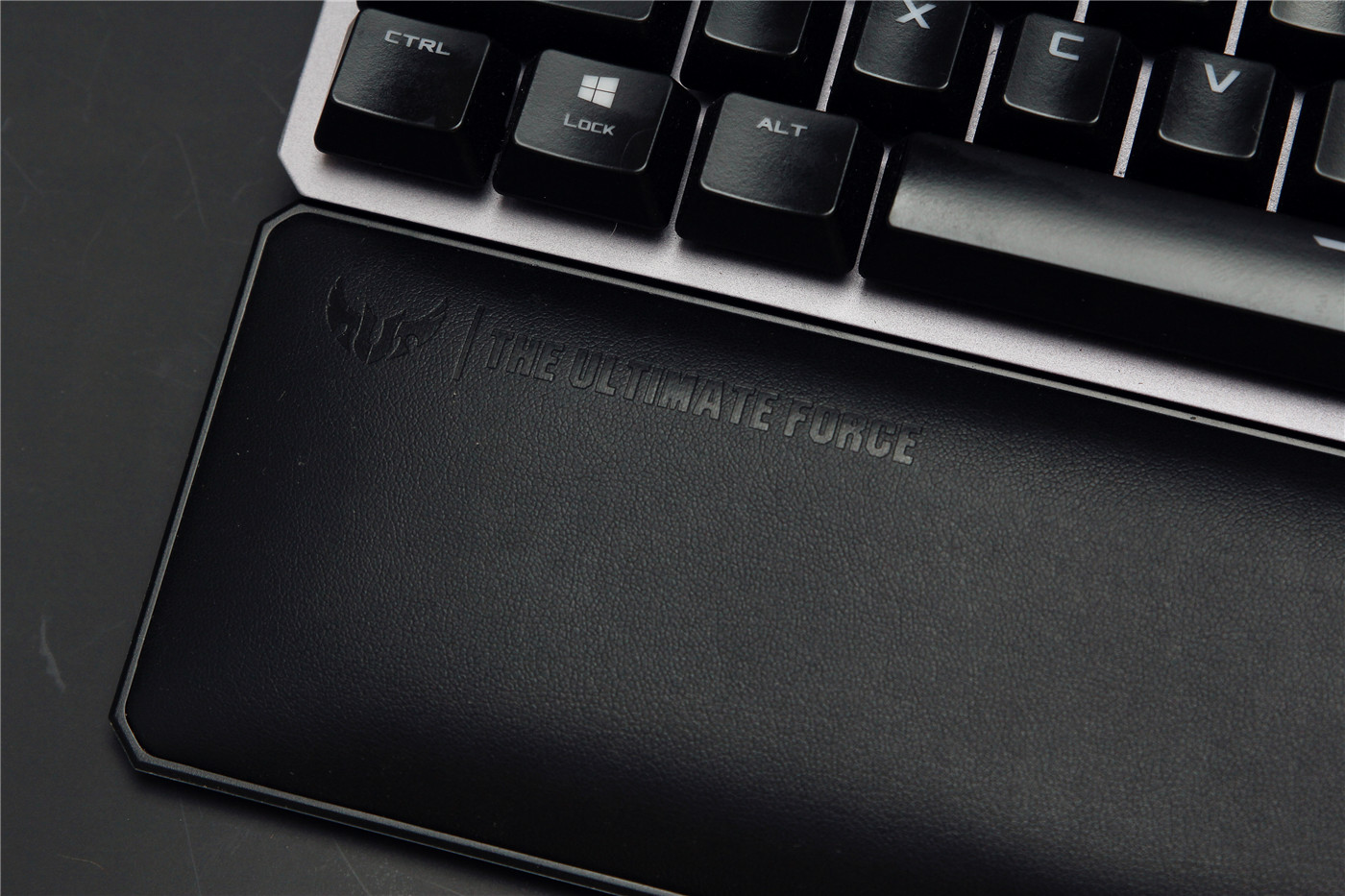 可在泥浆里翻滚的特工，华硕TUF GAMING K7光轴电竞键盘评测