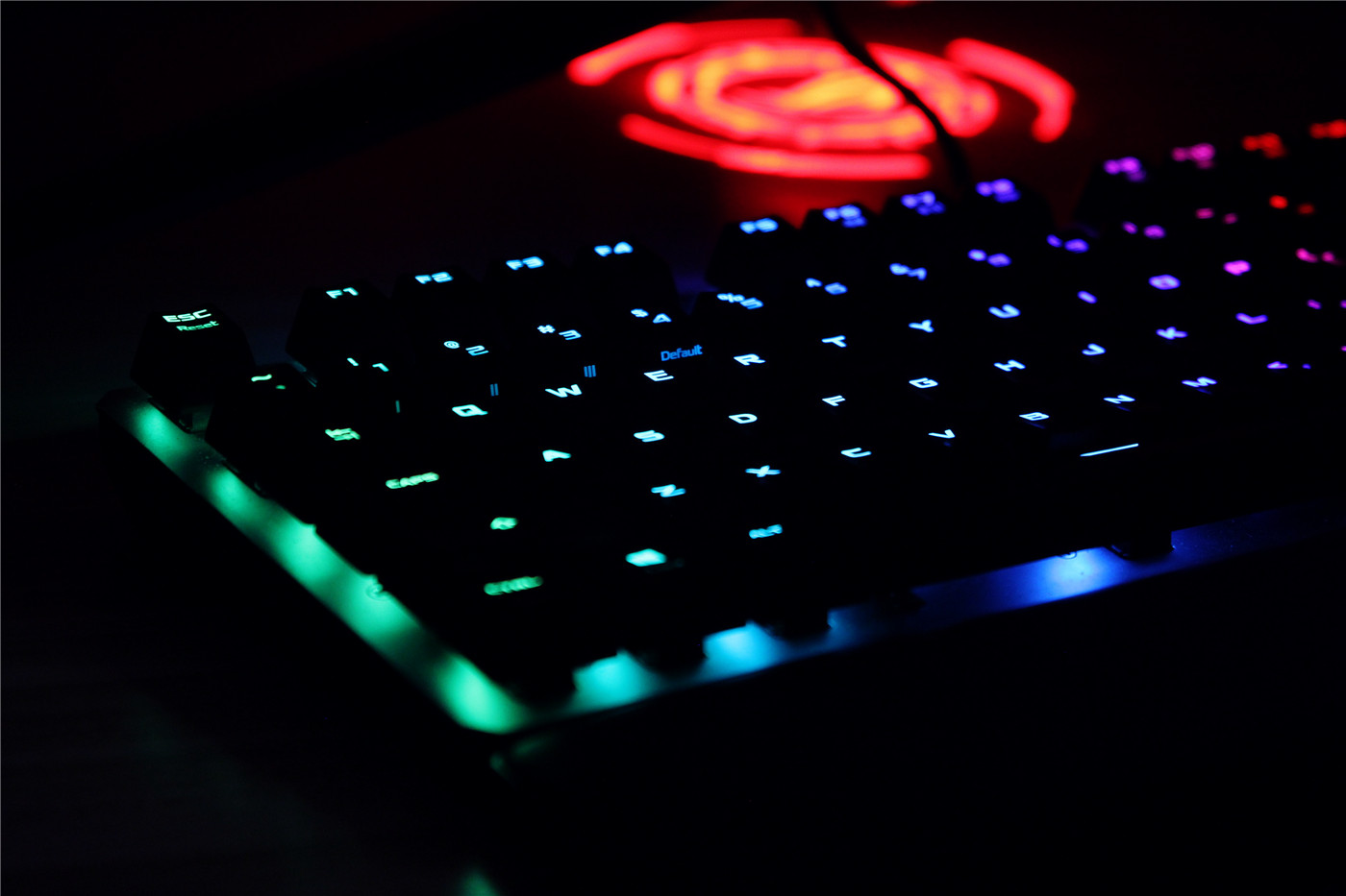 可在泥浆里翻滚的特工，华硕TUF GAMING K7光轴电竞键盘评测